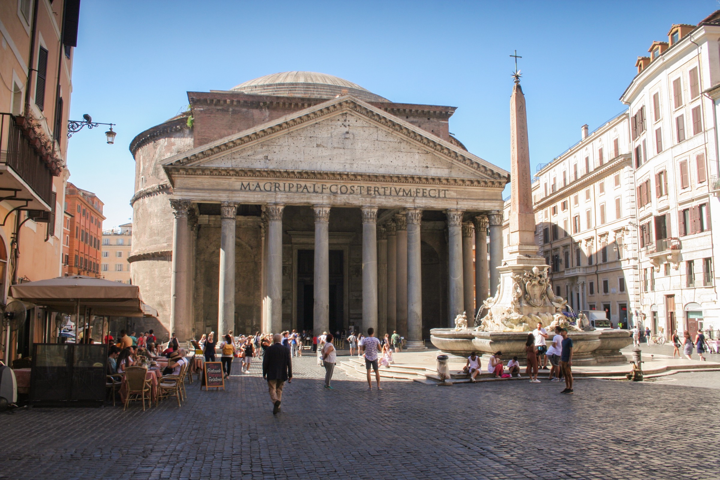 Il Pantheon visto da Piazza della Rotonda
